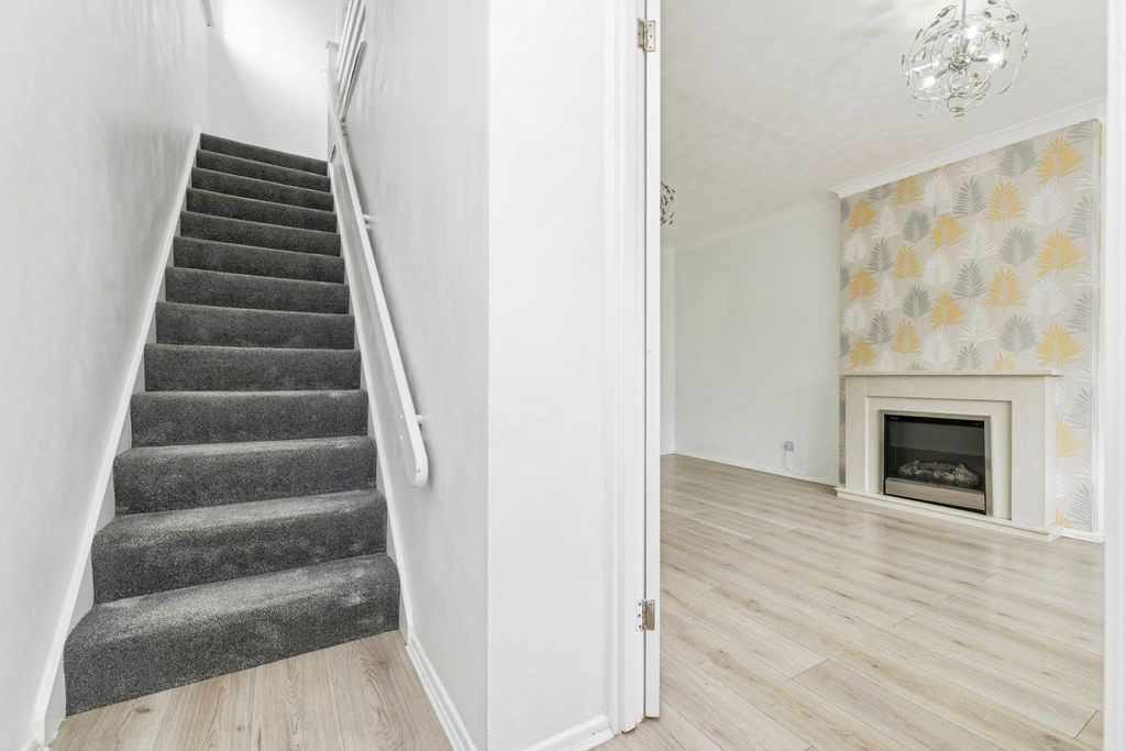 Property photo 3 of 18 Hall