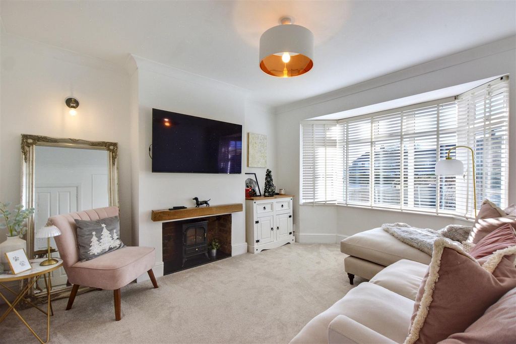 Property photo 2 of 31 Living Room