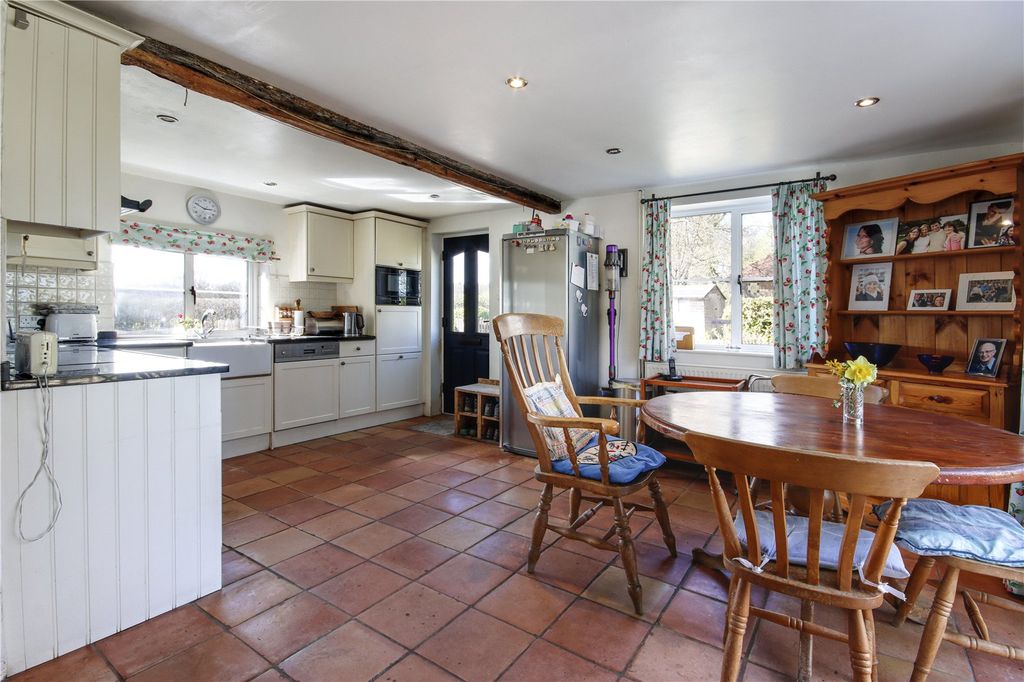Property photo 3 of 17 Kitchen/Breakfast