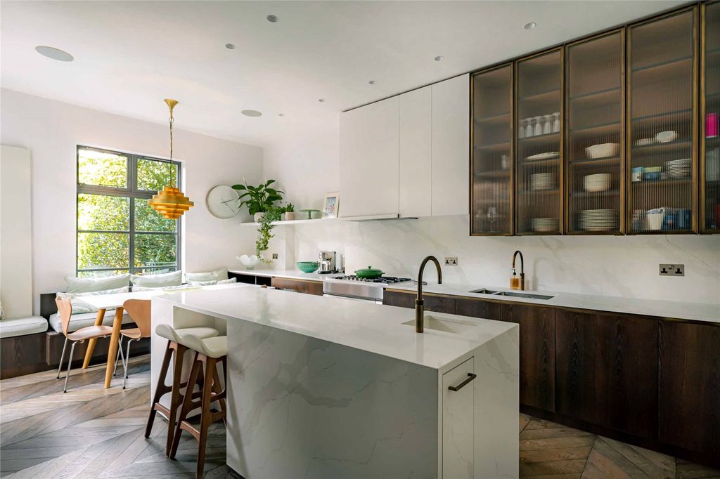 Property photo 2 of 20 Modern Kitchen