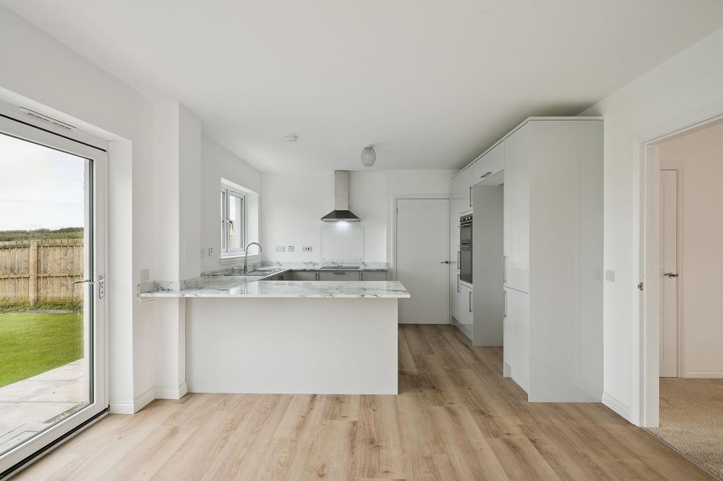 Property photo 3 of 33 Dining/Kitchen