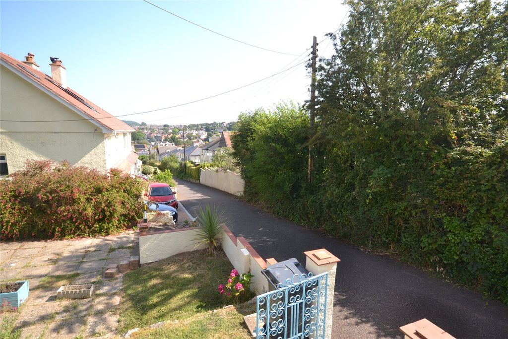 Property photo 3 of 11 Approach