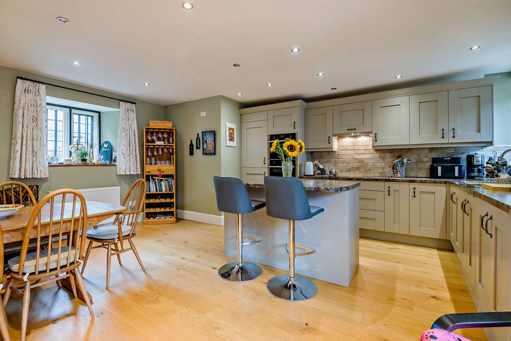 Property photo 2 of 30