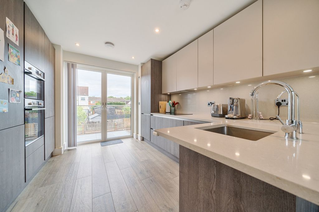 Property photo 3 of 26 Kitchen