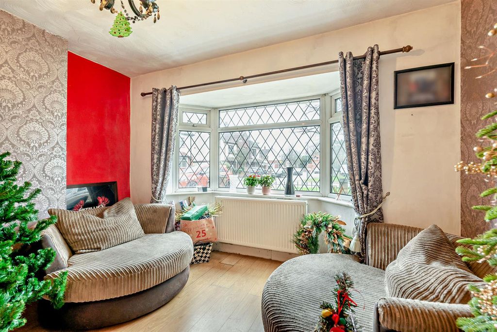 Property photo 2 of 11 8679477-Interior03-800.Jpg