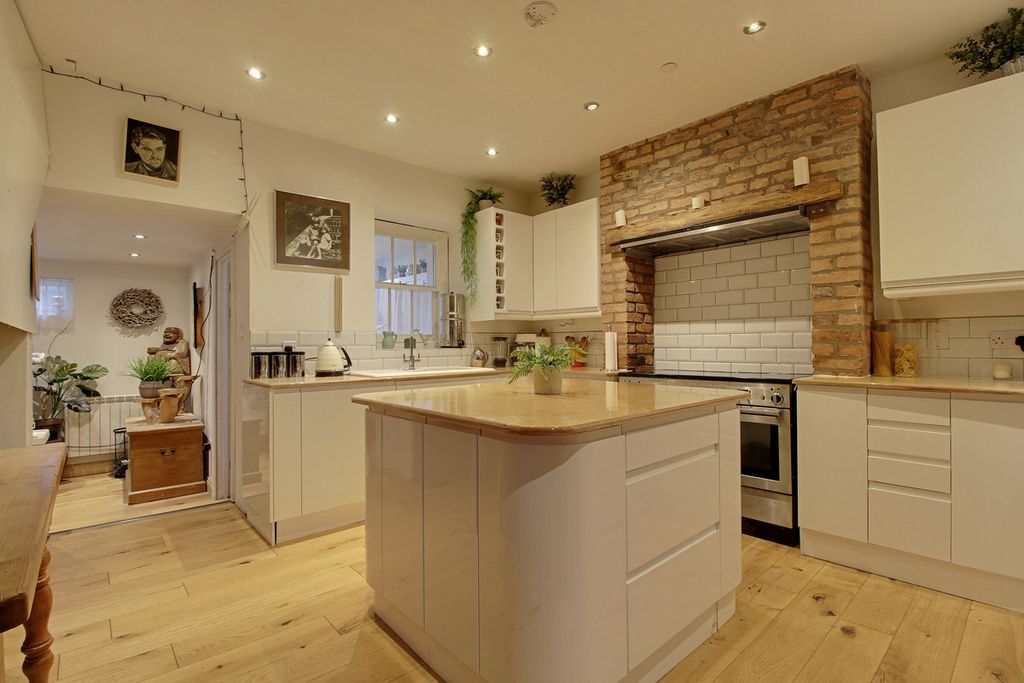 Property photo 2 of 21