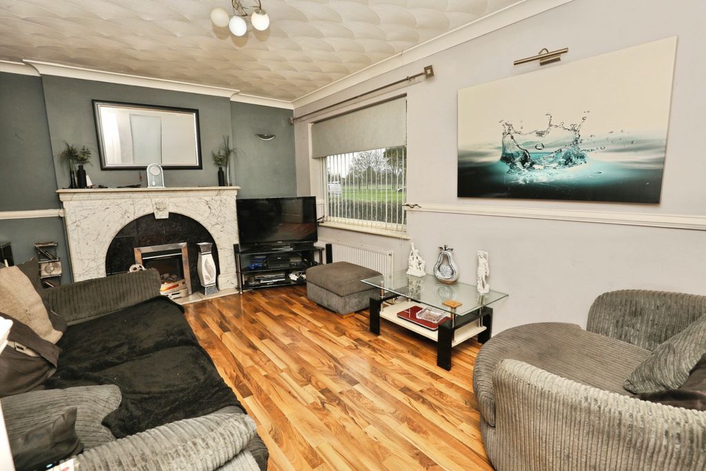 Property photo 2 of 15 Lounge