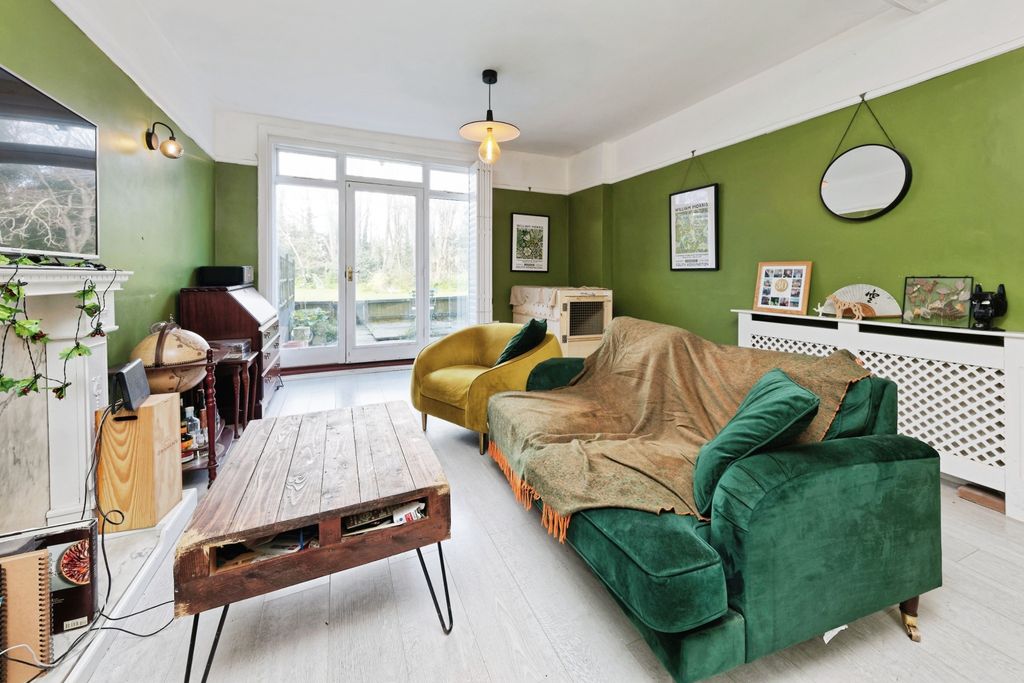 Property photo 2 of 19 Lounge