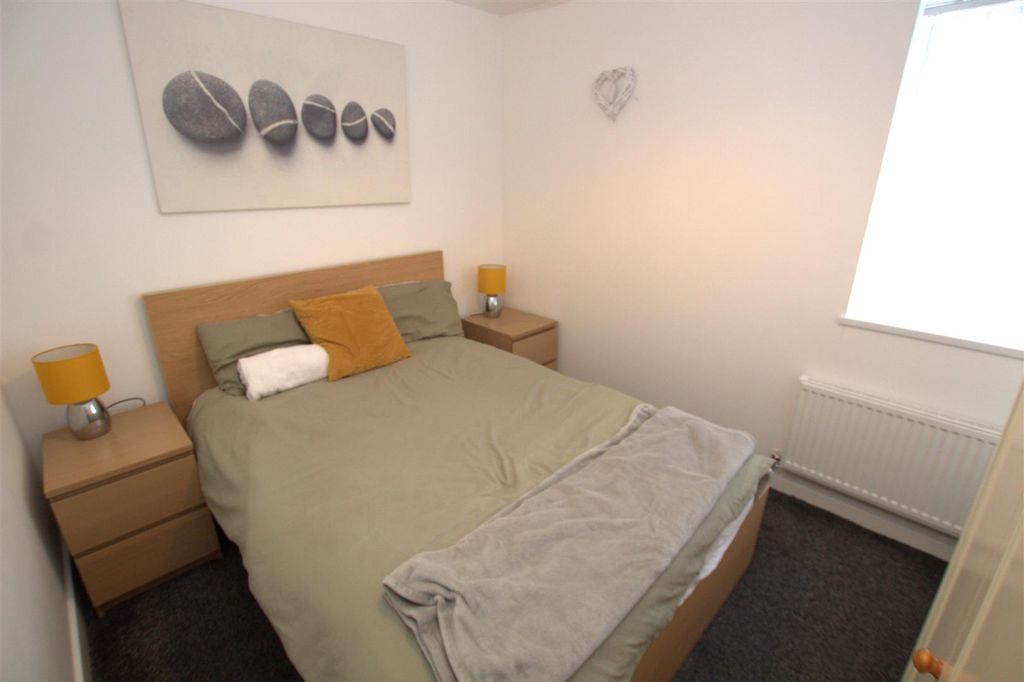 Property photo 3 of 8 Bedroom .Jpg