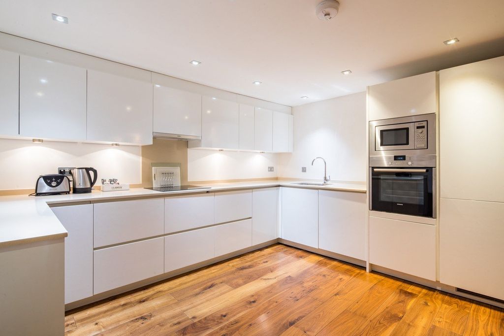 Property photo 3 of 10 Kitchen