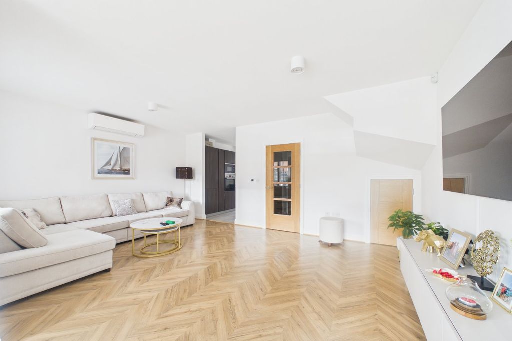 Property photo 3 of 14 Picture No. 17