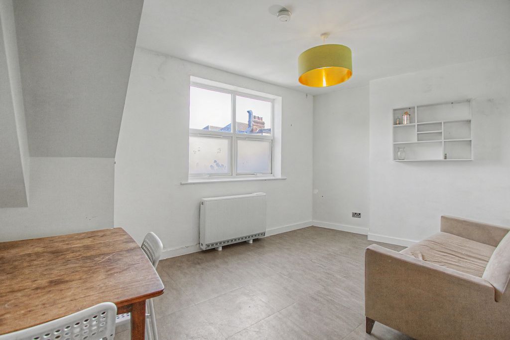 Property photo 3 of 10 Flat 4, 6 High Street, Walthamstow, London, E17 7Ld