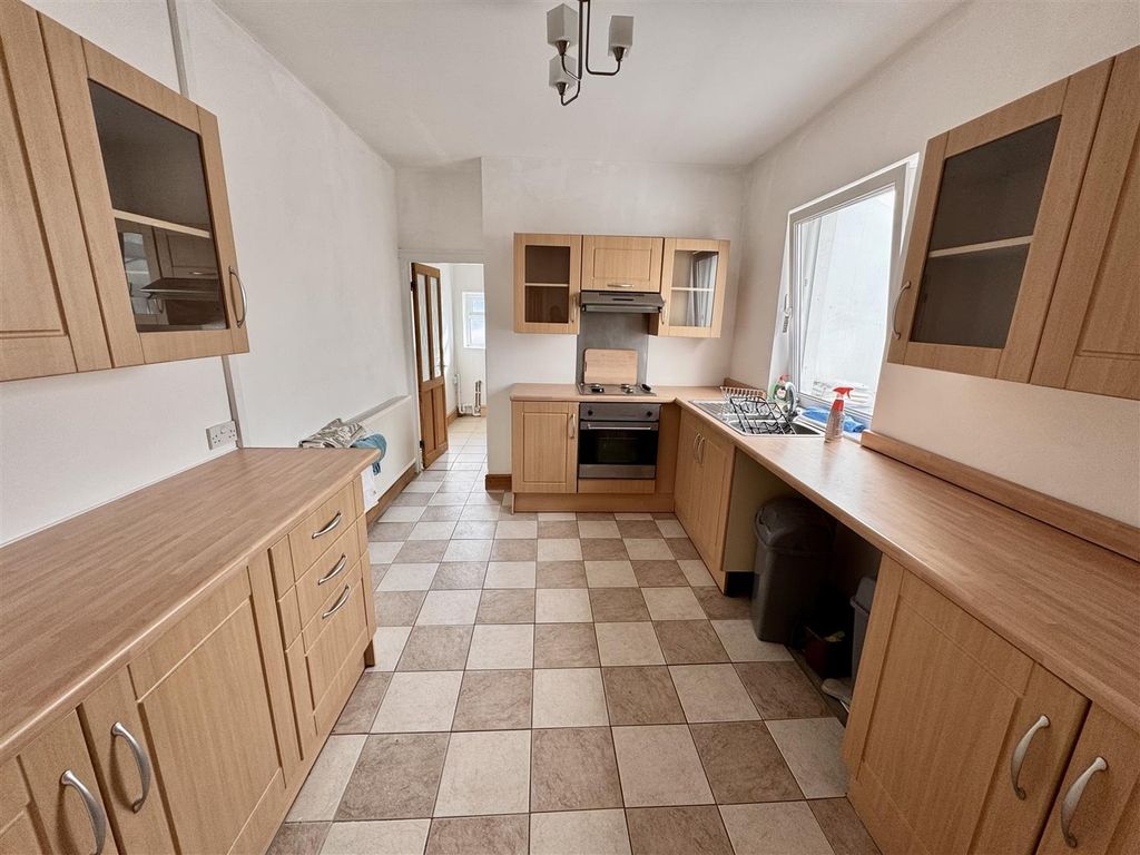 Property photo 3 of 12 Kitchen