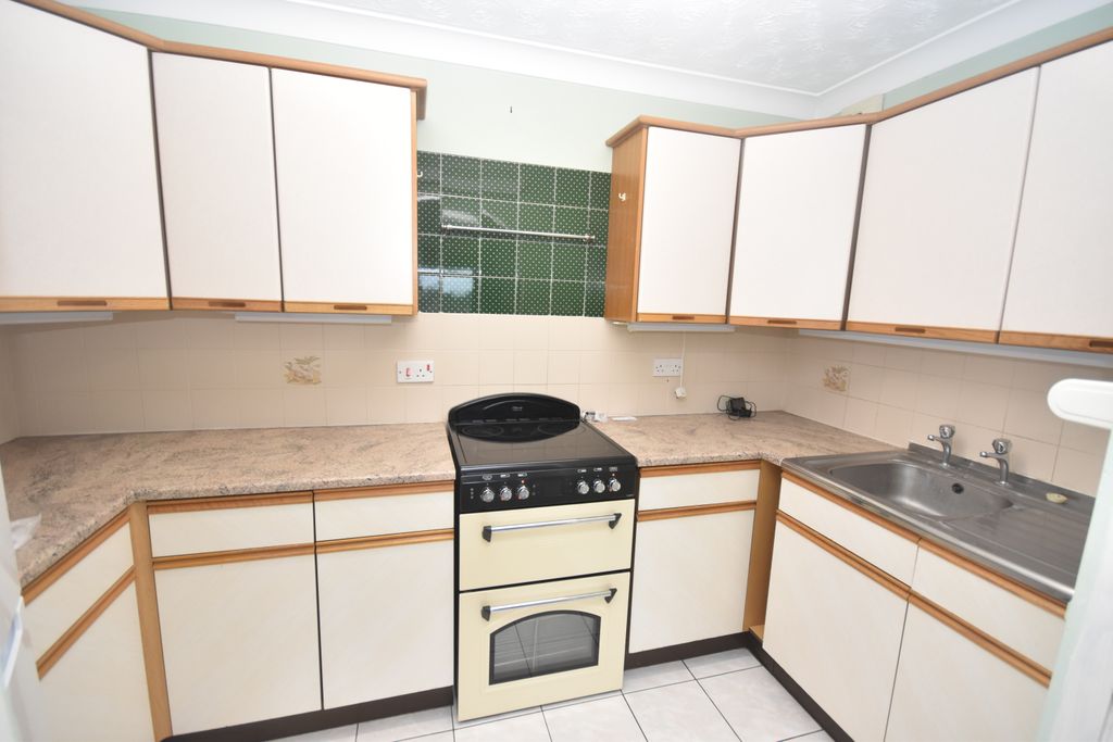 Property photo 3 of 9 Kitchen