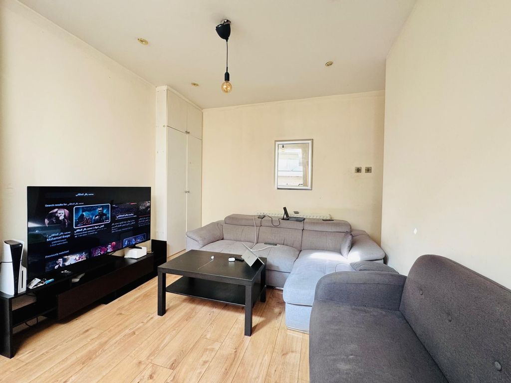 Property photo 1 of 12 Carltom Avenue (11)