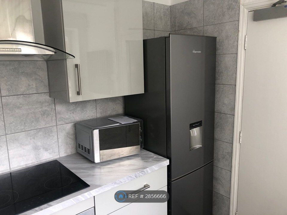 Property photo 3 of 8 Kitchen