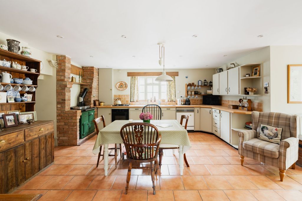 Property photo 3 of 23 Kitchen/Breakfast