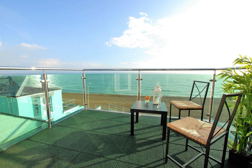 Property photo 1 of 17 Balcony