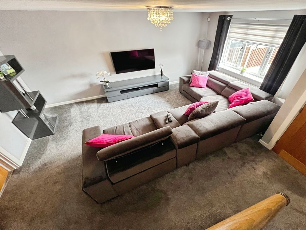 Property photo 3 of 15 Lounge