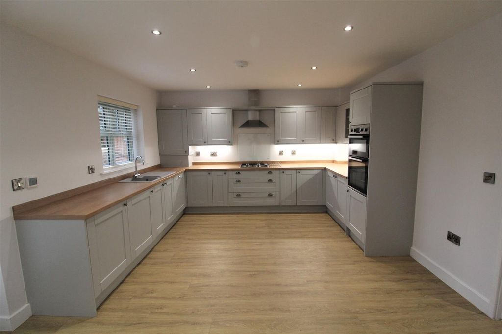 Property photo 2 of 9 Kitchen.Jpg