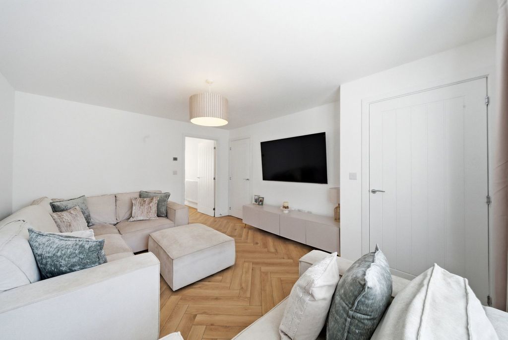 Property photo 3 of 34