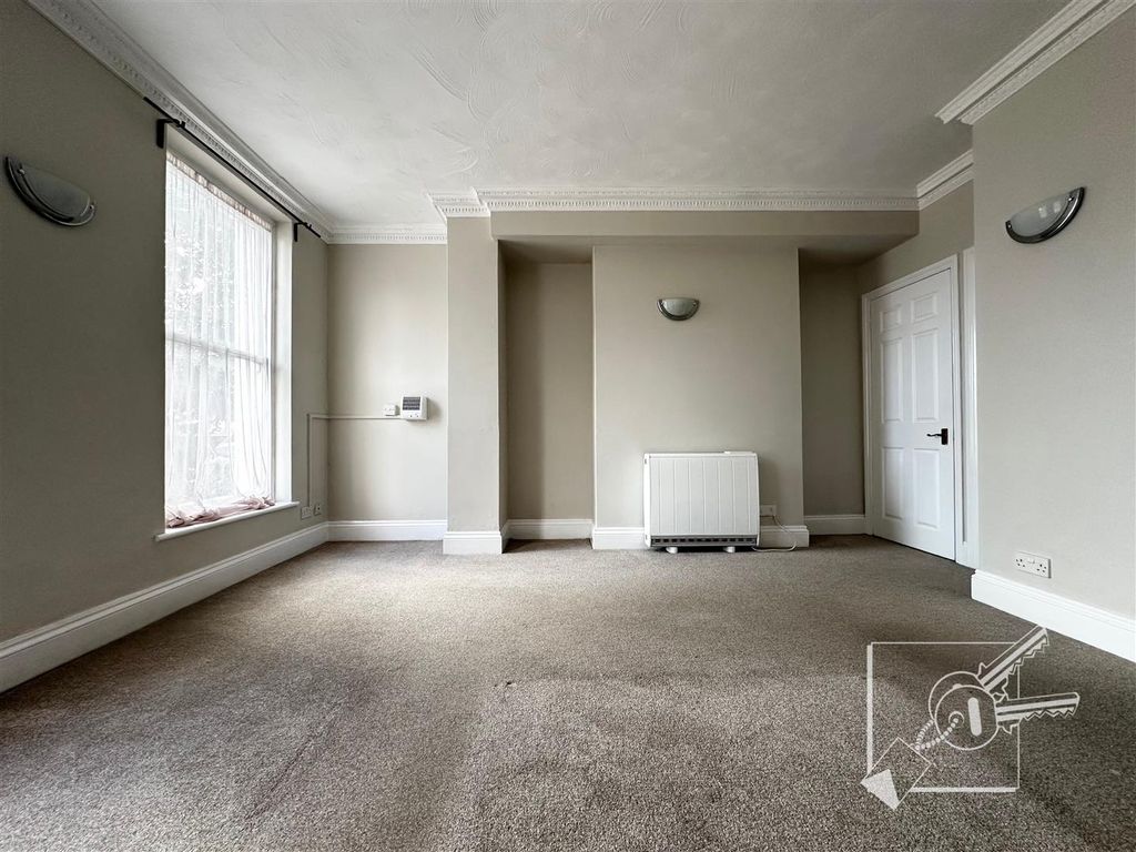 Property photo 3 of 5 Living Room/ Bedroom