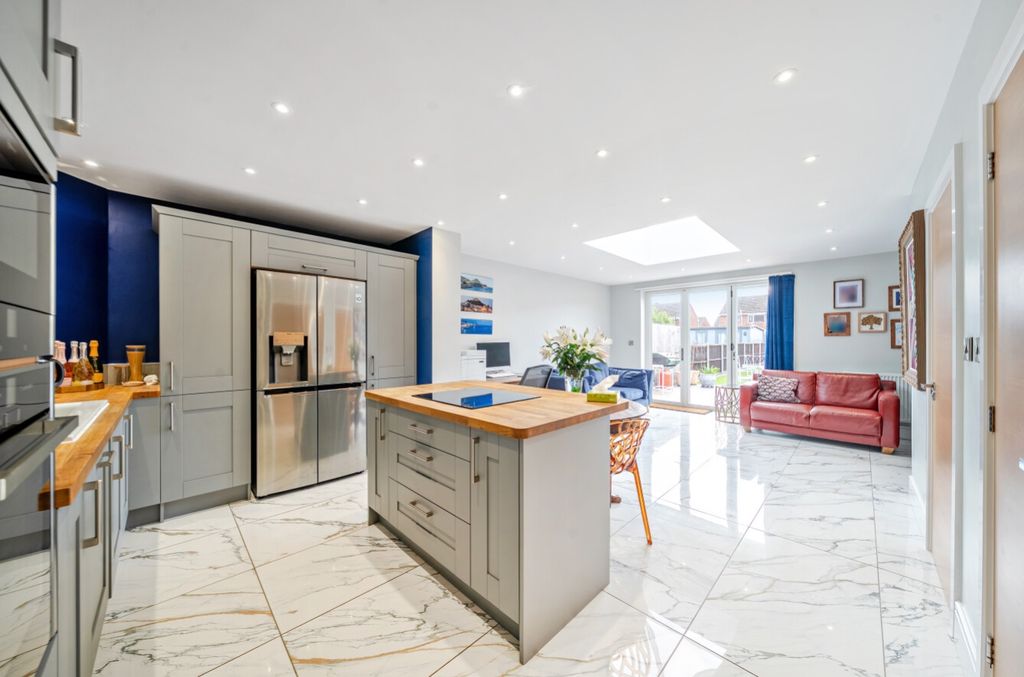 Property photo 3 of 26 1357457-11-68d26Be887Cea