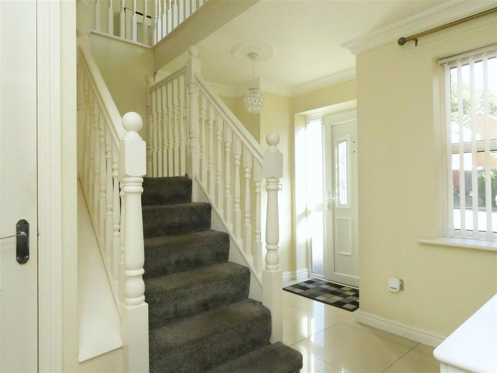 Property photo 3 of 30 Entrance Hall