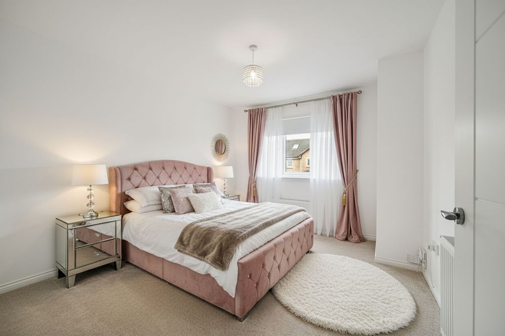 Property photo 1 of 32 Bedroom