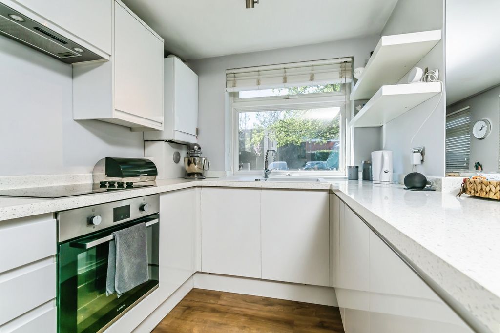 Property photo 2 of 8 Kitchen