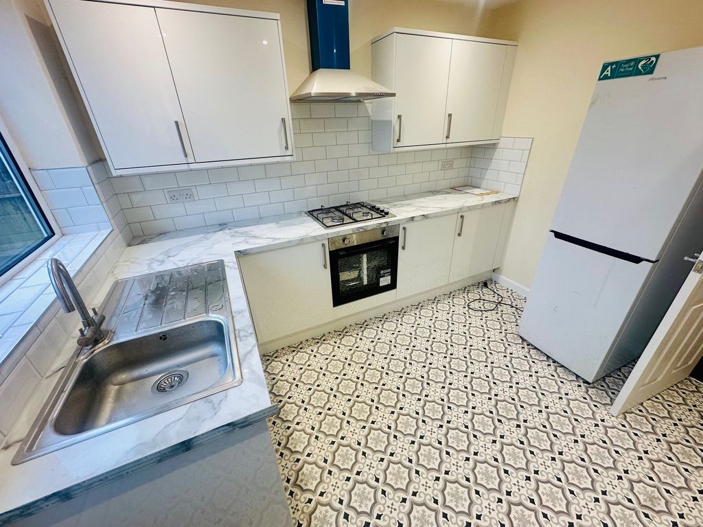 Property photo 2 of 8 Kitchen