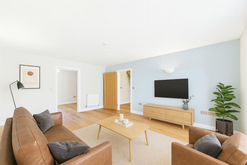 Property photo 2 of 28 Lounge