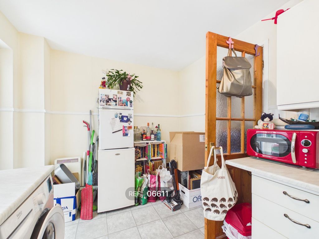 Property photo 3 of 11 Kitchen