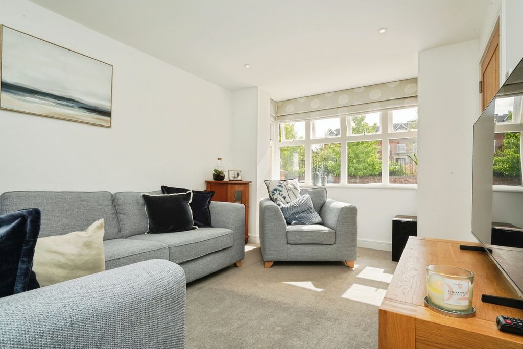 Property photo 2 of 16 Lounge