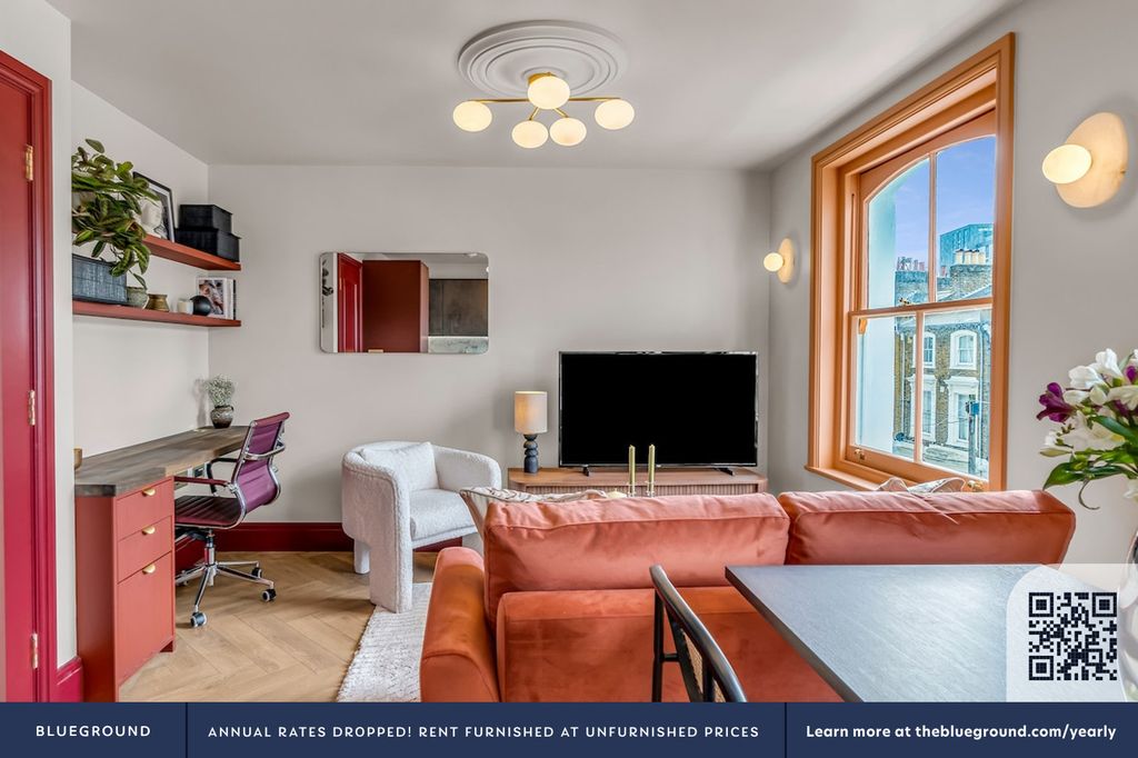 Property photo 3 of 32 Living Room