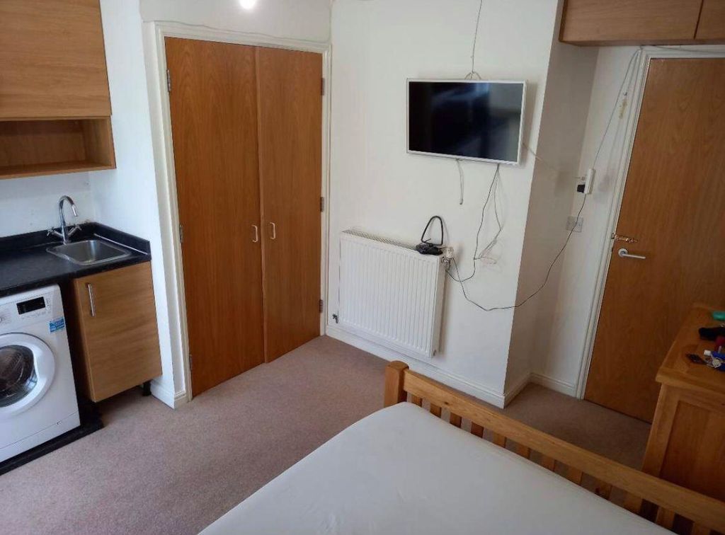 Property photo 2 of 5 Bed.Jpg