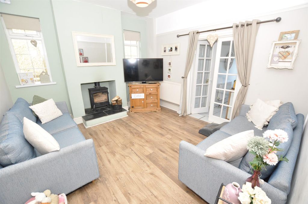 Property photo 3 of 20 Lounge