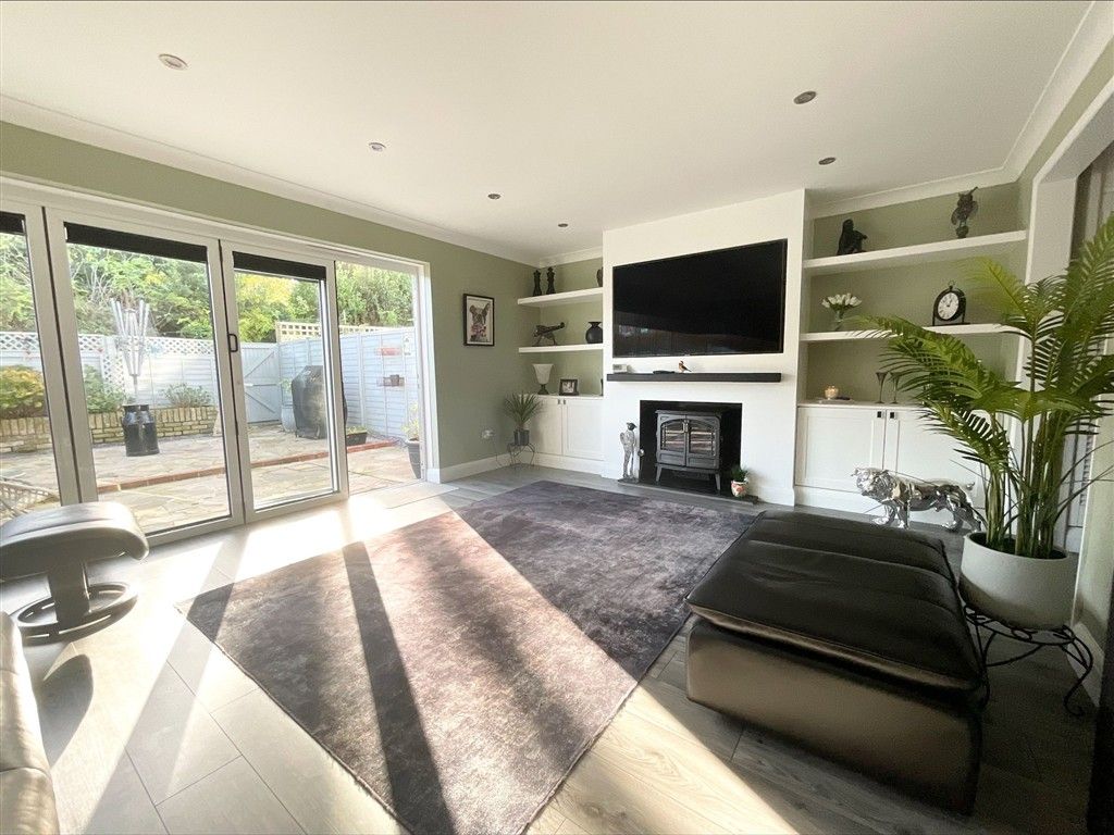 Property photo 3 of 14 Lounge 3