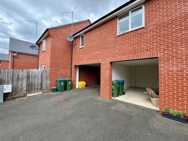 Property photo 3 of 10 Garage