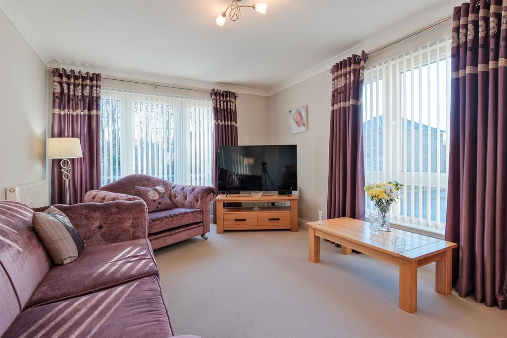 Property photo 3 of 37 Lounge