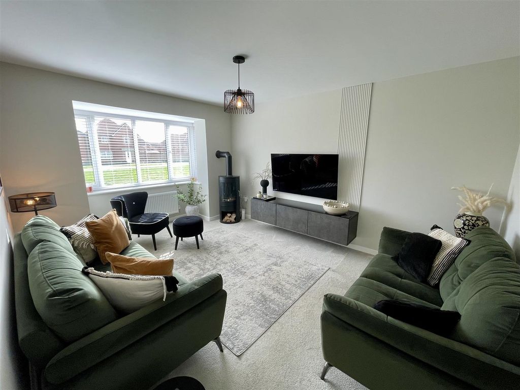 Property photo 3 of 26 Lounge