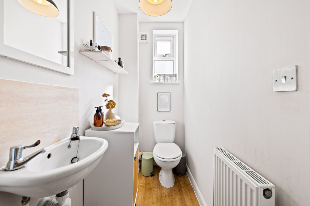 Additional image 15 of 2 bed flat for saleRef: Sb - Glovers Road, Reigate RH2
