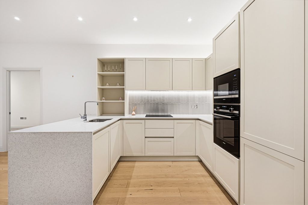 Property photo 2 of 18 Kitchen/Reception