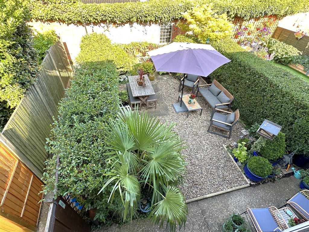Property photo 3 of 20 Lovely Low-Maintenance Garden 903