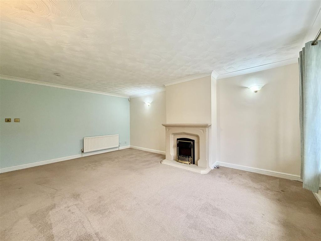 Property photo 3 of 31 Lounge