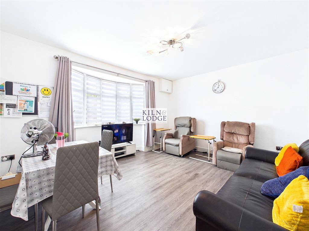 Property photo 3 of 18 Cam04854G0-Pr0176-Still015.Jpg
