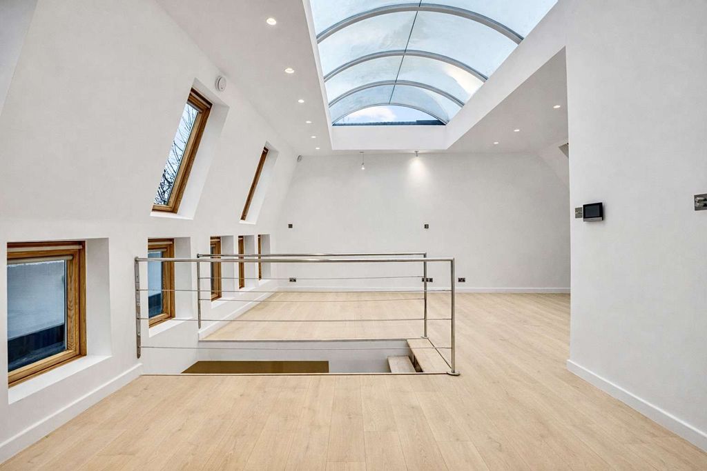 Property photo 2 of 23