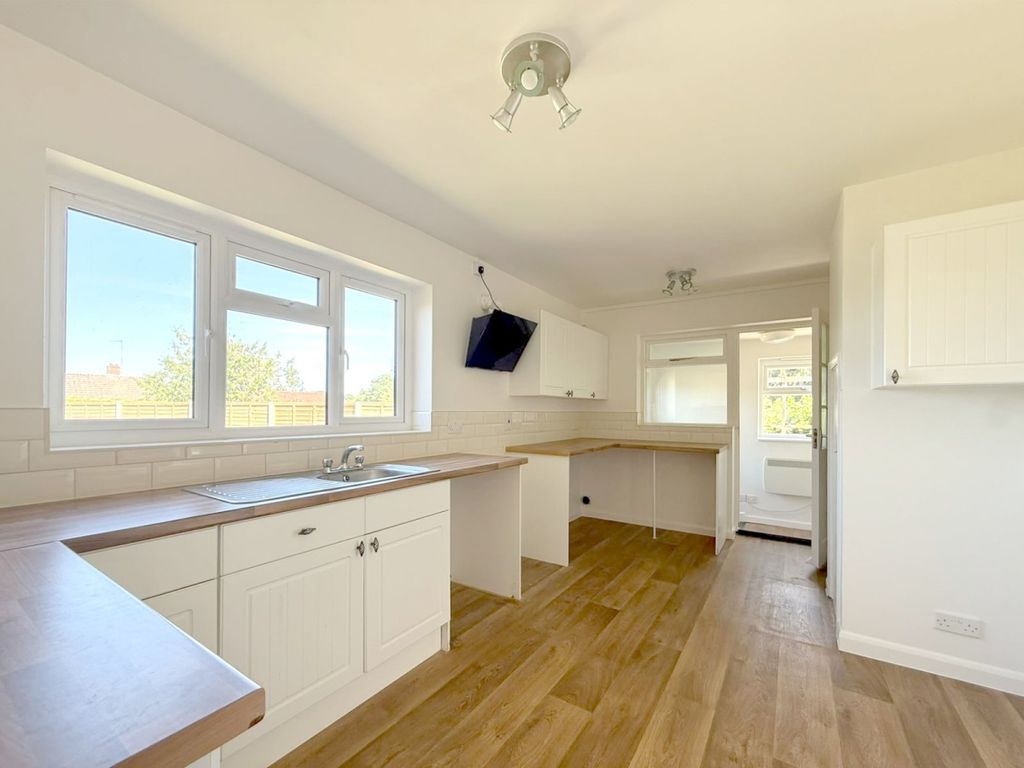 Property photo 3 of 12 Kitchen