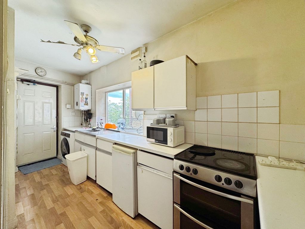 Property photo 3 of 7 Kitchen