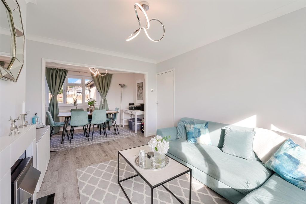 Property photo 2 of 15 Stamford Green Road
